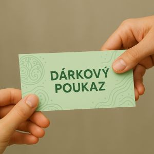 Dvě ruce si předávají dárkový poukaz na online jazykové kurzy. Symbolizuje darování znalostí a možnost učit se angličtinu, němčinu nebo jiné jazyky pohodlně z domova.