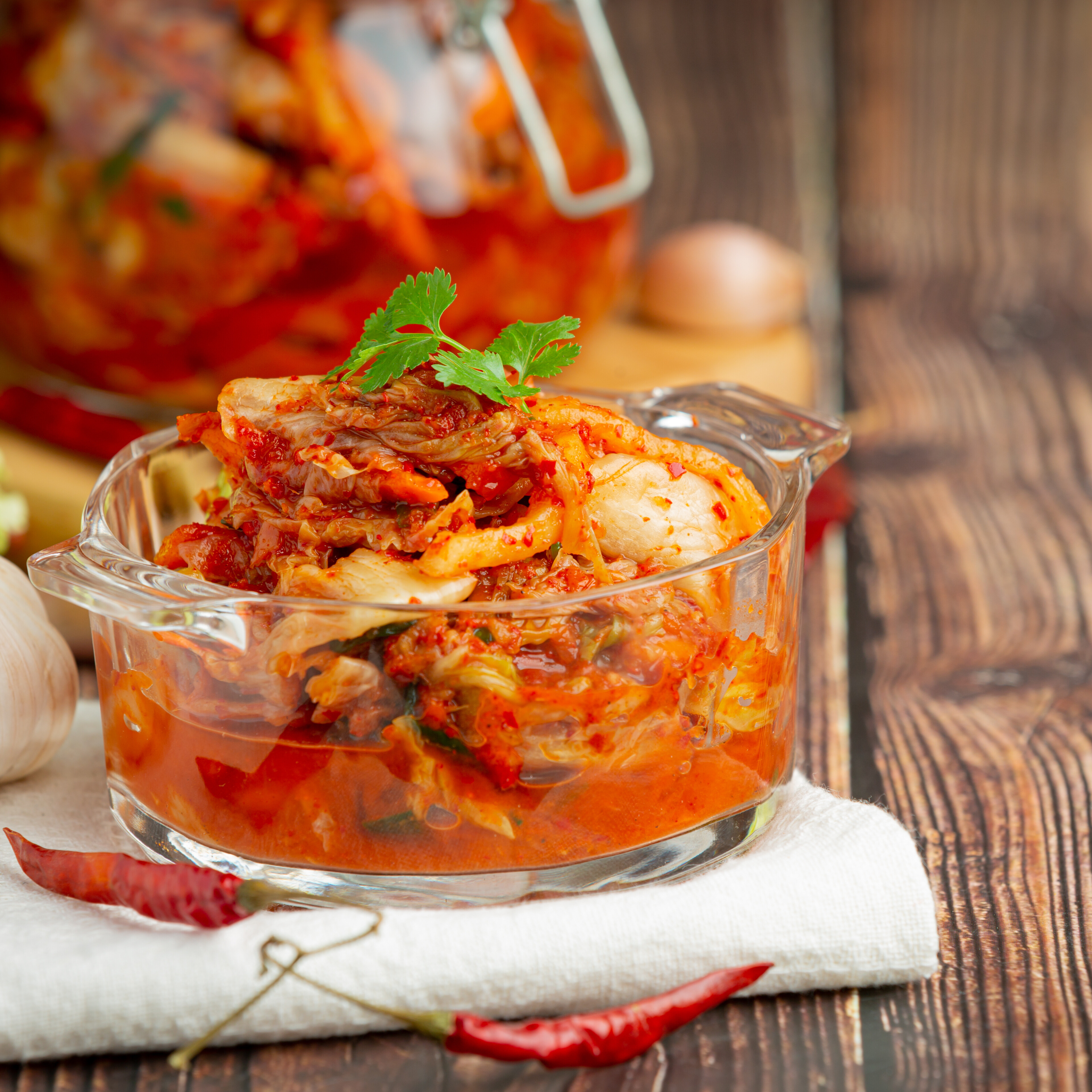 Kimchi tradiční korejský pokrm Tradiční korejský pokrm kimchi, fermentovaná zelenina s typickou pikantní chutí. Kimchi je významnou součástí korejské kuchyně a kultury, ideální pro milovníky exotických jídel a asijské gastronomie.