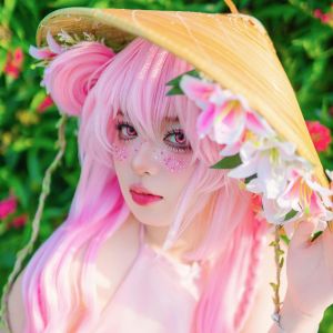 Japonská dívka ve stylu mangy oblečená v růžovém, znázorňující propojení asijské kultury s výukou jazyků a motivaci ke studiu japonštiny a dalších jazyků.